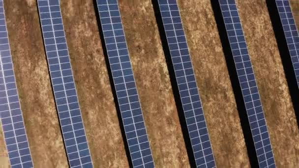 再生可能エネルギー 南ヨーロッパの太陽光パネルからの空中ビュー 背景には晴れた日と青い空 — ストック動画