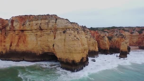 Αεροφωτογραφία Εκπληκτική Ακτογραμμή Στην Ponta Piedade Στο Λάγος Της Πορτογαλίας — Αρχείο Βίντεο