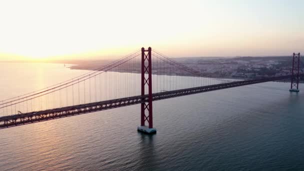 Ponte Abril和Cristo Rei的日落航拍 这个壮观的纪念碑被拍成电影 在里斯本的上空尽收眼底 — 图库视频影像