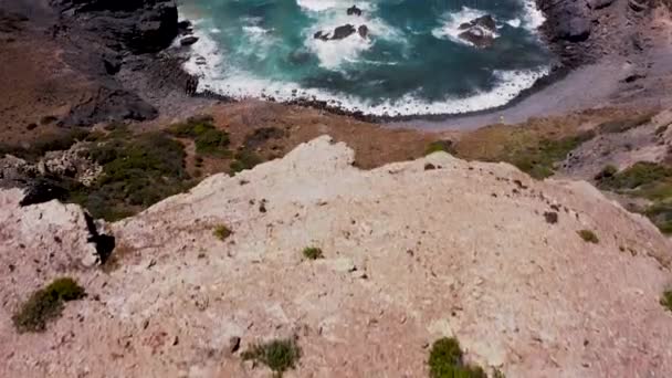 Images Aériennes Montrant Rocher Dans Océan Propre Éclaboussé Vagues Murracao — Video