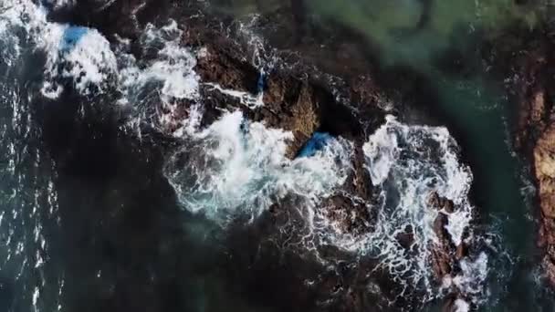 Imágenes Aéreas Que Muestran Una Roca Océano Limpio Salpicada Olas — Vídeos de Stock