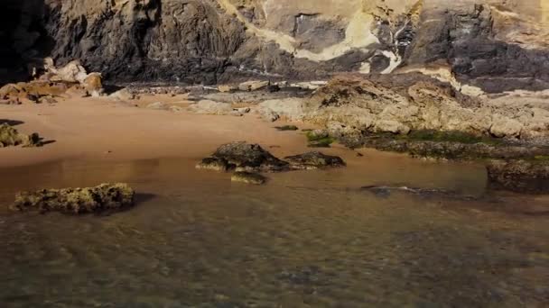 ポルトガルのムララカオで波が飛び交うきれいな海の岩を映した空撮映像 — ストック動画