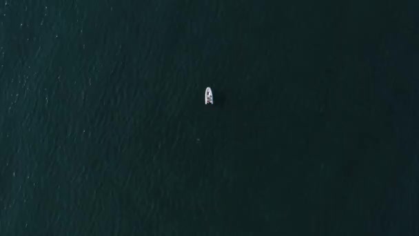 Indah Pandangan Udara Dari Perahu Nelayan Tunggal Laut Biru Tua — Stok Video