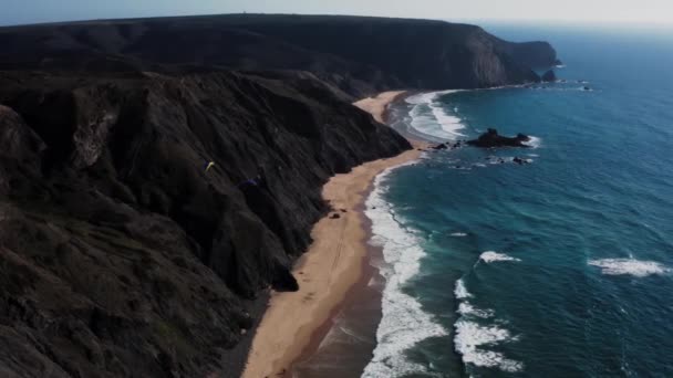 Aerial View Paragliding Activity Beach Cliff Wide Spreading Natural Beach — Stock Video