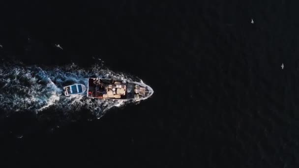 Prachtig Uitzicht Vanuit Lucht Een Enkele Vissersboot Donkerblauwe Oceaan — Stockvideo