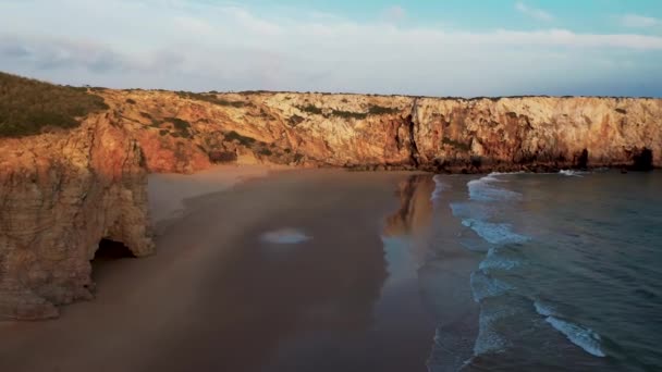 ポルトガルのサグレスの海岸線の崖の日没の空中ビュー 無人機で撮影された黄金の時間に空のきれいなビーチを示しています — ストック動画
