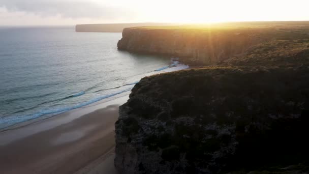 Sagres Portekiz Deki Kıyı Şeridi Uçurumlarının Günbatımının Görüntüsü Altın Saatinde — Stok video