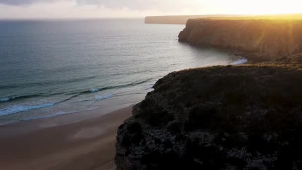 Sagres Portekiz Deki Kıyı Şeridi Uçurumlarının Günbatımının Görüntüsü Altın Saatinde — Stok video