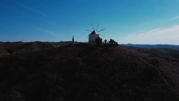 Veduta Aerea Mulino Vento Tradizionale Piedi Una Collina Filmato Drone — Video Stock