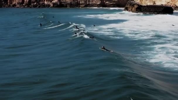 Filmové Letecké Surfování Záběry Sledování Přímo Dolů Tyrkysové Oceánské Vodě — Stock video