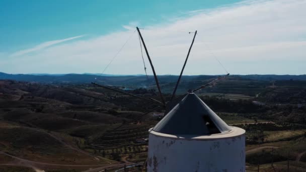 Pemandangan Udara Dari Kincir Angin Tradisional Berdiri Atas Bukit Rekaman — Stok Video