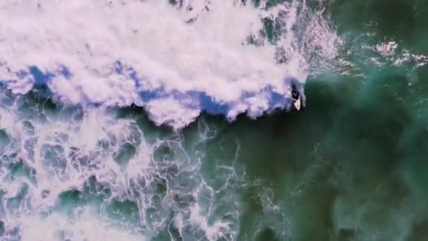 ターコイズブルーの海の水の上をまっすぐ見ている映画のような航空波の映像 — ストック動画