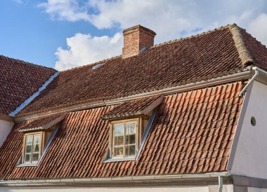                                Tavan arası eski kırmızı kiremitlerle kaplı eski çatı