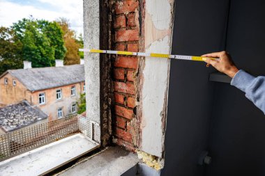 Profesyonel ölçümler inşaat alanındaki pencere çerçevesi, İşçi kayıtları yenileme çalışmaları için tuğla kemeri boyutları