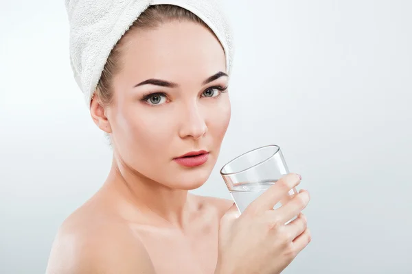 Linda chica con vaso de agua — Foto de Stock