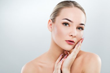 Çıplak omuzlu muhteşem kız