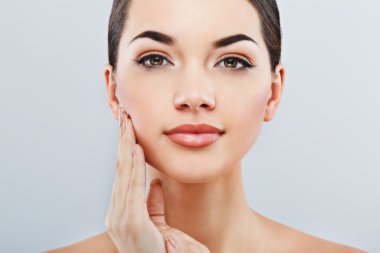 Koyu saçlı güzel kız