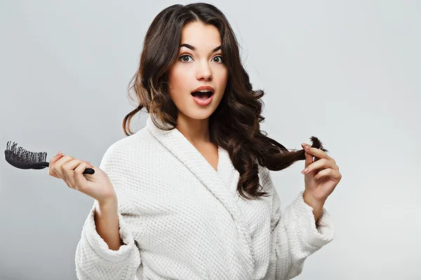 Mädchen mit einer Haarbürste — Stockfoto