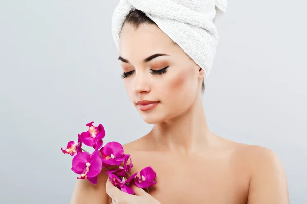 Cute girl holding flower — Stock Photo, Image