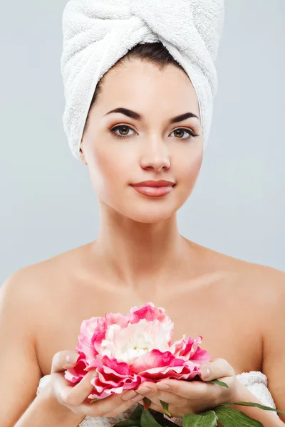 Cute girl holding flower — Stock Photo, Image