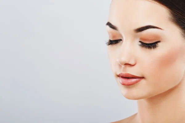 Bella ragazza con i capelli scuri — Foto Stock