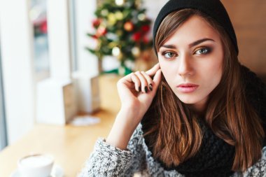 Kafede oturan çekici kız