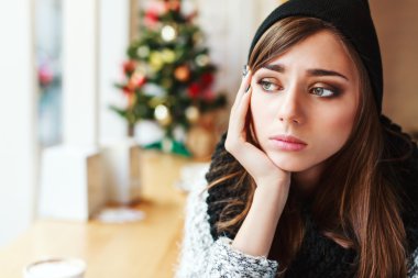 Kafede oturan çekici kız