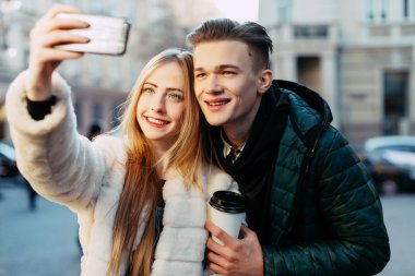 Mutlu çift alarak selfie sokak