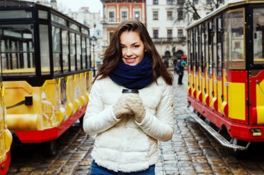 Tatlı kadın arasında iki tramvay poz