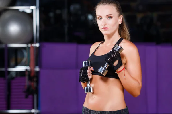 Mujer fitness concentrada —  Fotos de Stock