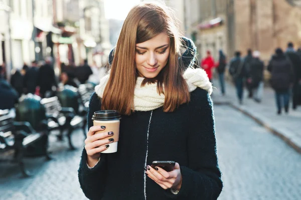 Девушка с кофе на улице — стоковое фото