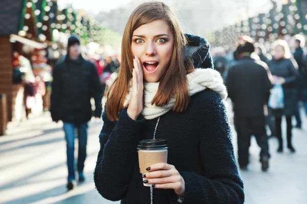 Flicka med kaffe på gatan — Stockfoto
