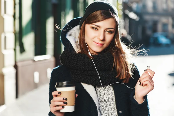 Chica con café en la calle — Foto de Stock