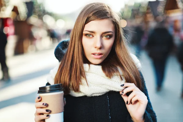 Chica con café en la calle — Foto de Stock