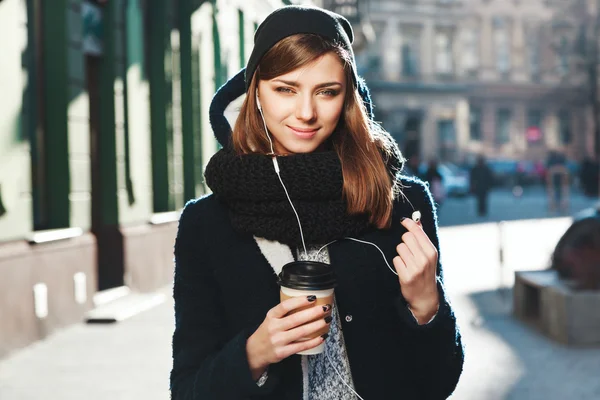 Menina bonito com segurando café — Fotografia de Stock