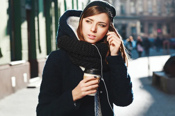 Ragazza carina con il caffè in mano — Foto Stock