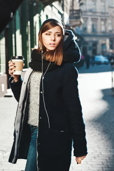 Linda chica con la celebración de café — Foto de Stock