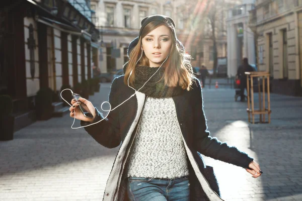 Menina usando fones de ouvido na rua — Fotografia de Stock