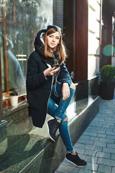 Chica con auriculares en la calle — Foto de Stock