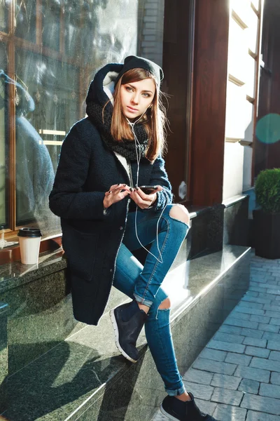 Chica con auriculares en la calle — Foto de Stock