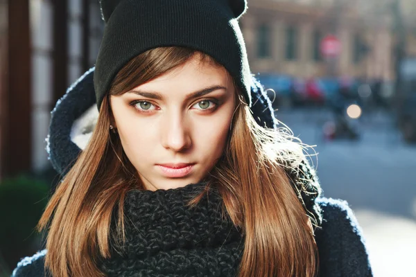 Chica encantadora con el pelo castaño en la calle —  Fotos de Stock