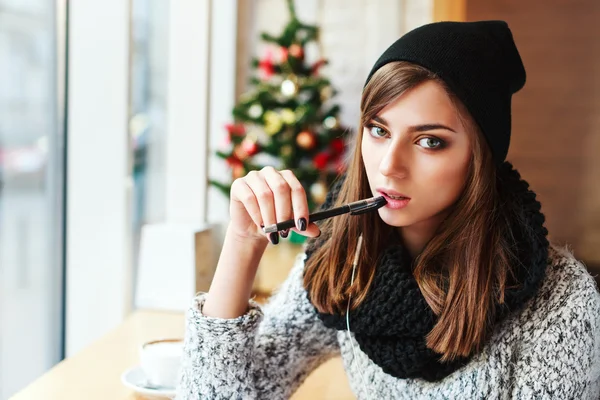 Chica atractiva sentada en la cafetería — Foto de Stock