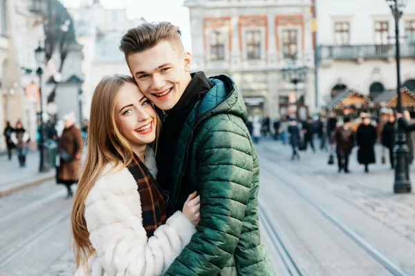 Lyckliga paret på gatan — Stockfoto