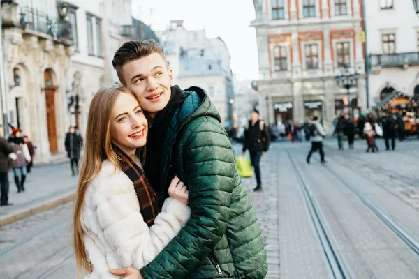 Heureux couple dans la rue — Photo