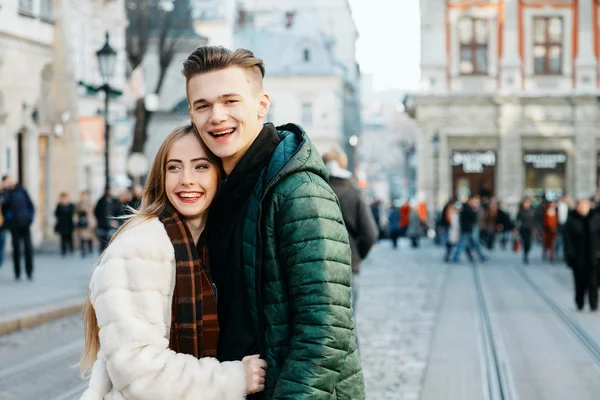 Heureux couple dans la rue — Photo