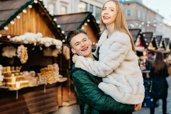 Attraktivt par på julmarknad — Stockfoto