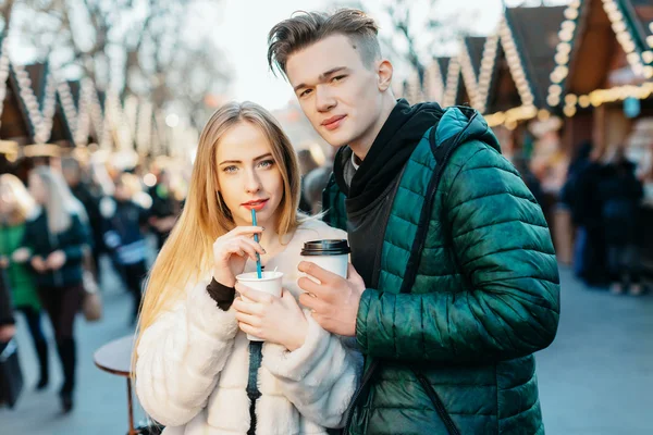 Aantrekkelijke paar op kerstmarkt — Stockfoto