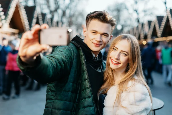 Szczęśliwa para przy selfie na ulicy — Zdjęcie stockowe