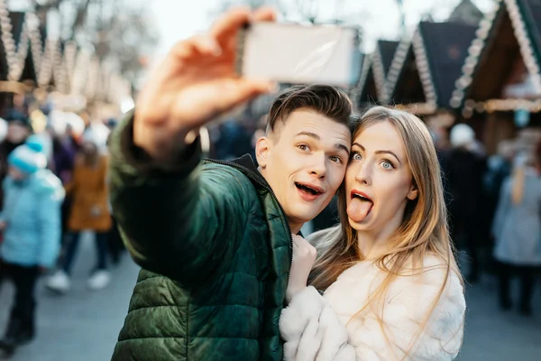 Lyckliga par med selfie på gatan — Stockfoto