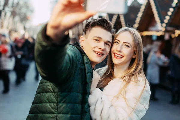 Lyckliga par med selfie på gatan — Stockfoto